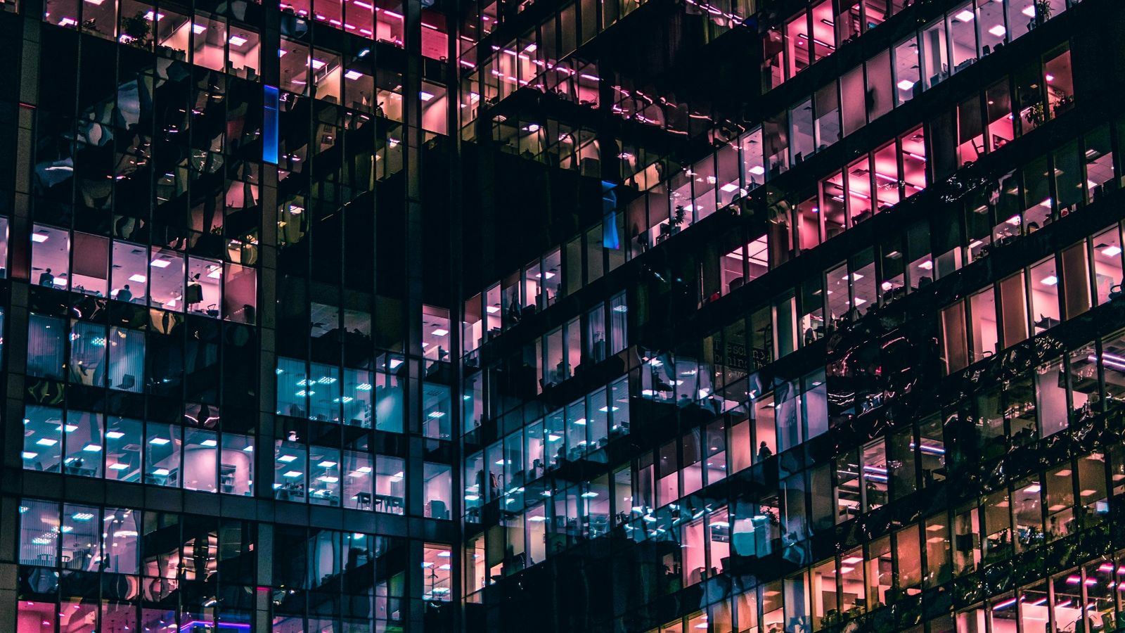 Edificio corporativo iluminado de noche